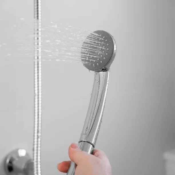 Ducha Auto Limpante Redonda 12 cm de Parede com Desviador (Gutta Cromada) - Outlet Produto Ducha Auto Limpante Redonda 12 cm de Parede com Desviador (Gutta Cromada) - Outlet