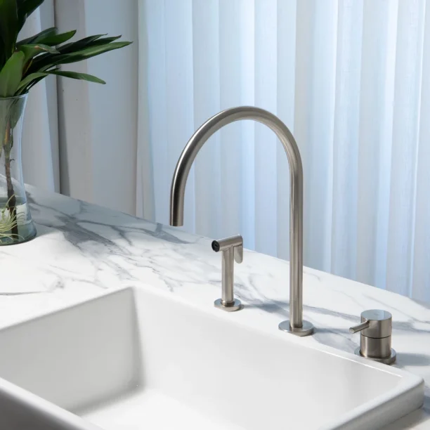 Torneira Monocomando com Ducha de Cozinha (Fiji Escovada) - Outlet Produto Torneira Monocomando com Ducha de Cozinha (Fiji Escovada) - Outlet