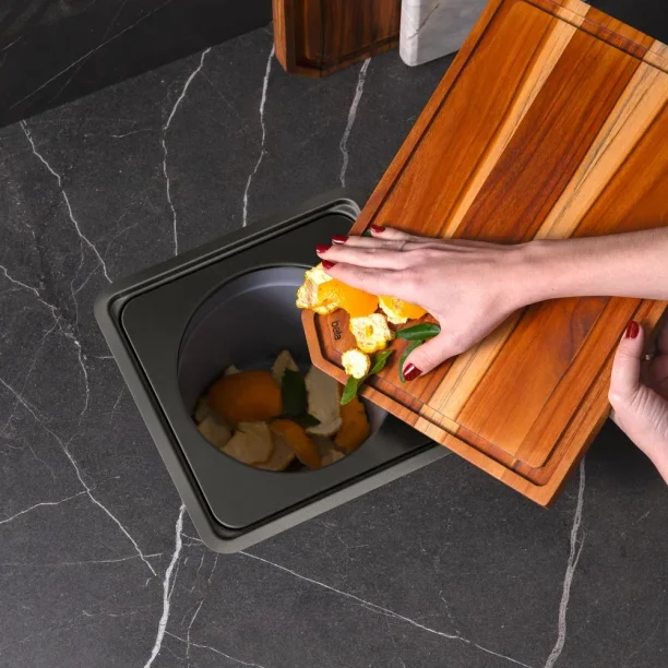 Lixeira Embutida de Cozinha Inox Quadrada 5 Litros (Ryo Grafite Fosca) Produto Lixeira Embutida de Cozinha Inox Quadrada 5 Litros (Ryo Grafite Fosca)