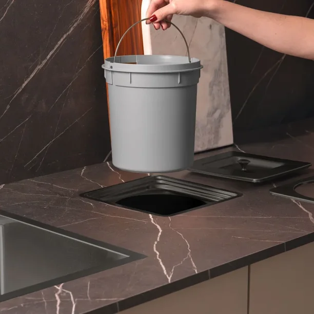 Lixeira Embutida de Cozinha Inox Quadrada 5 Litros (Ryo Grafite Fosca) Produto Lixeira Embutida de Cozinha Inox Quadrada 5 Litros (Ryo Grafite Fosca)