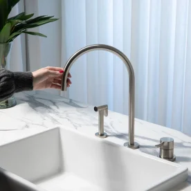 Torneira Monocomando com Ducha de Cozinha (Fiji Escovada) - Outlet Produto Torneira Monocomando com Ducha de Cozinha (Fiji Escovada) - Outlet