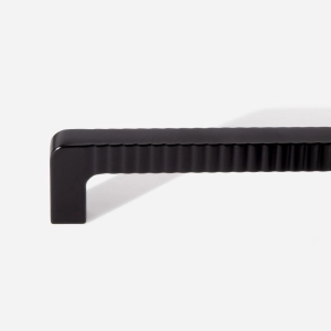 Puxador para Móvel Alça Sobrepor 128 mm Zamac (Petra Preto Fosco) - Outlet Produto Puxador para Móvel Alça Sobrepor 128 mm Zamac (Petra Preto Fosco) - Outlet