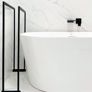 Torneira Monocomando de Parede para Banheiro (Yura Preta Fosca)