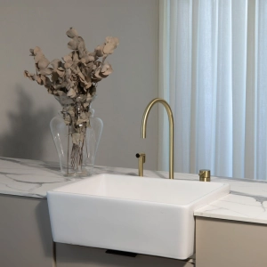 Torneira Monocomando com Ducha de Cozinha Inox (Fiji Dourada Fosca)