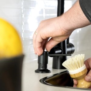 Dosador para Detergente Embutido Inox 500 ml (Flat Preto Fosco)