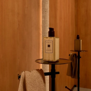 Toalheiro de Piso em Inox (Donatello Preto Fosco)